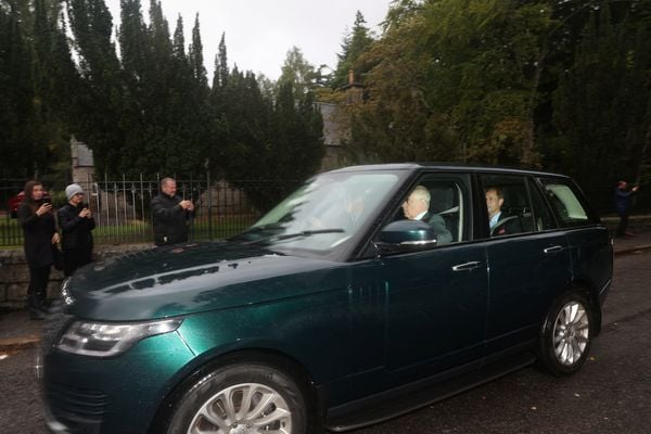 O príncipe Edward e o príncipe Andrew da Grã-Bretanha chegam ao Castelo de Balmoral, em meio a preocupações com a saúde da rainha Elizabeth