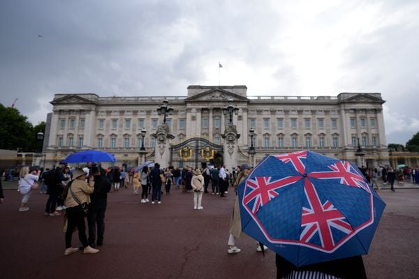 Pessoas se reúnem em frente ao Palácio de Buckingham, após anúncio de que a rainha Elizabeth II foi colocada sob cuidados médicos 