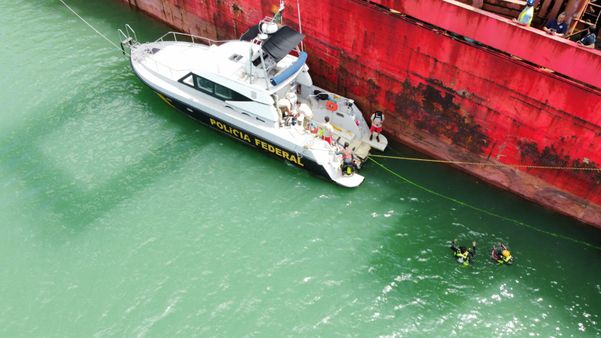 Polícia Federal apreende 35 kg de cocaína escondidos em casco de navio na Baía de Vitória