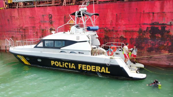 Polícia Federal apreende 35 kg de cocaína escondidos em casco de navio na Baía de Vitória por Polícia Federal
