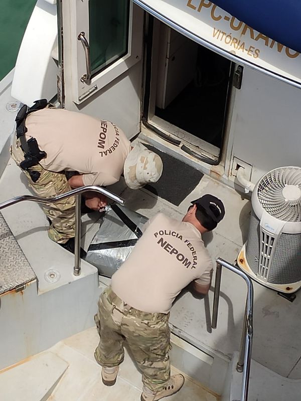 Polícia Federal apreende 35 kg de cocaína escondidos em casco de navio na Baía de Vitória por Polícia Federal