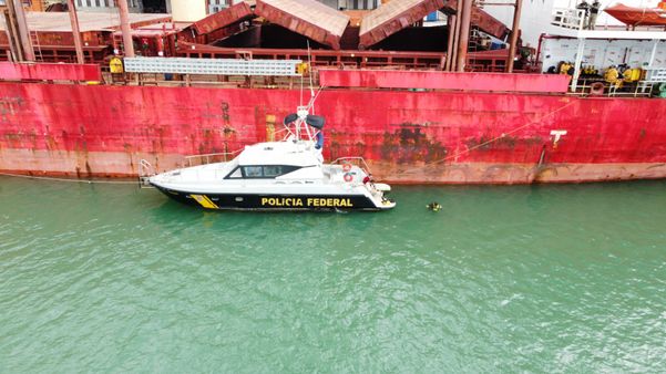 Polícia Federal apreende 35 kg de cocaína escondidos em casco de navio na Baía de Vitória por Polícia Federal