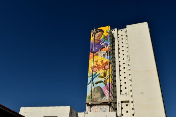 Prédio no Centro de Vitória ganha pintura gigante com símbolos do ES por Fernando Madeira