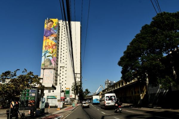 Prédio no Centro de Vitória ganha pintura gigante com símbolos do ES por Fernando Madeira