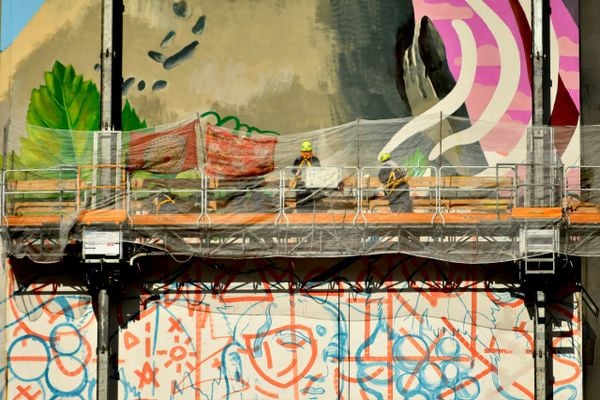 Prédio no Centro de Vitória ganha pintura gigante com símbolos do ES por Fernando Madeira