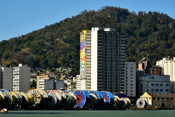 Prédio no Centro de Vitória ganha pintura gigante com símbolos do ES por Fernando Madeira