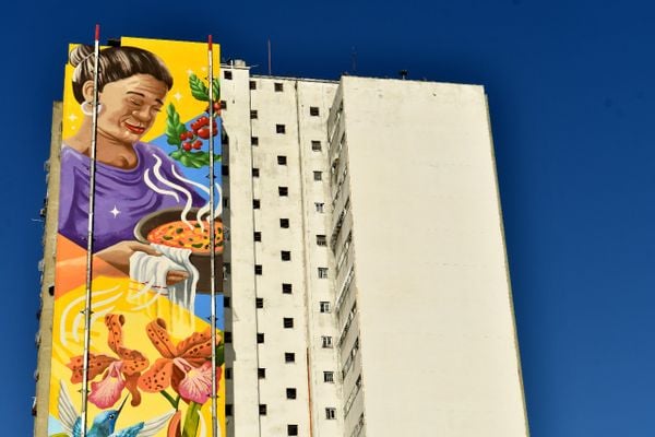 Prédio no Centro de Vitória ganha pintura gigante com símbolos do ES por Fernando Madeira