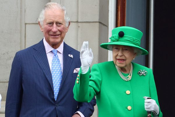 Príncipe Charles e rainha Elizabeth II durante cerimônia do Jubileu de Prata, em 2022