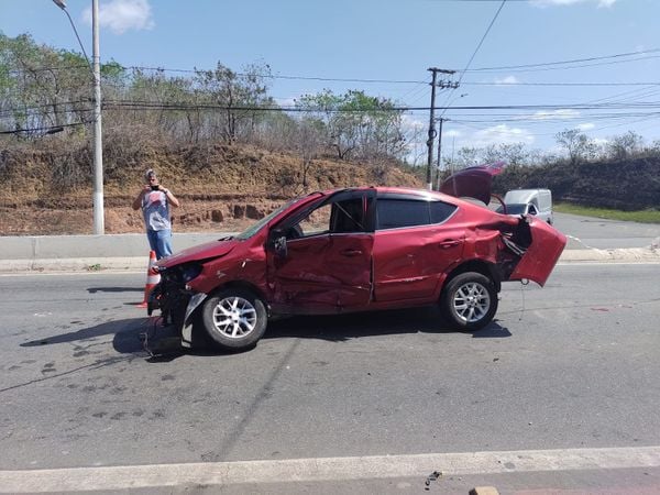 Acidente deixa grávida e marido feridos na Avenida Norte Sul na Serra por Leitor | A Gazeta