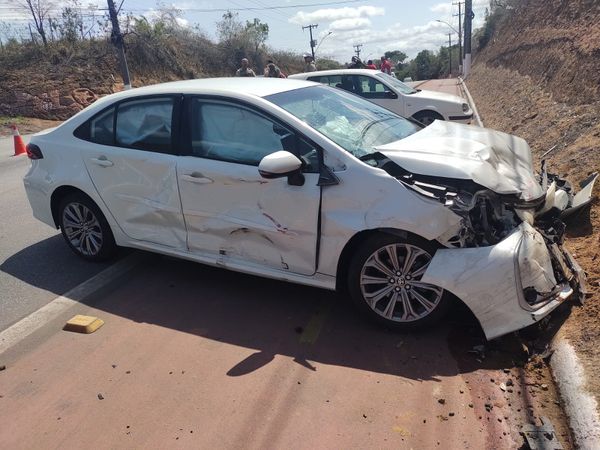 Acidente deixa grávida e marido feridos na Avenida Norte Sul na Serra por Leitor | A Gazeta