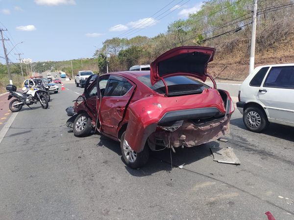 Acidente deixa grávida e marido feridos na Avenida Norte Sul na Serra por Leitor | A Gazeta
