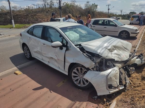 Acidente deixa grávida e marido feridos na Avenida Norte Sul na Serra por Leitor | A Gazeta