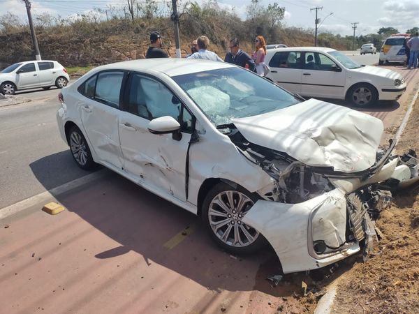 Acidente deixa grávida e marido feridos na Avenida Norte Sul na Serra por Leitor | A Gazeta
