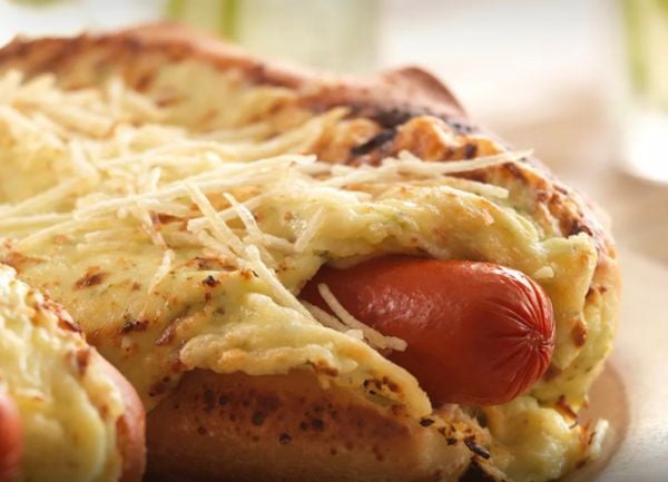 Cachorro-quente cremoso gratinado
