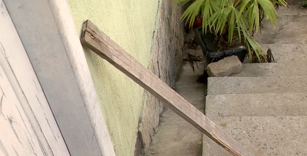 Filho é amarrado em árvore após agredir pais a pauladas na Serra