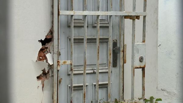 Imóveis abandonados do Centro de Vitória tem marcas das invasões