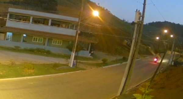 Jovem de 26 anos morreu após bater em retroescavadeira 