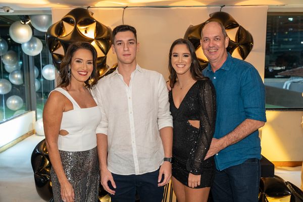 Raissa e Enzo Leadebal Rezende comemoram 18 anos