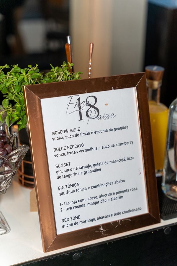 Raissa e Enzo Leadebal Rezende comemoram 18 anos