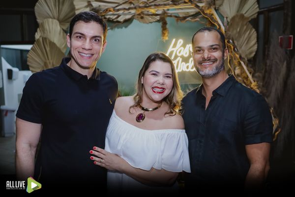 Rodrigo Guimarães, a aniversariante Luciene Bertolani e o arquiteto Gustavo Fontes