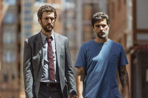 Raúl Arévalo e Bruno Gagliasso estrelam a série 'Santo', da Netflix