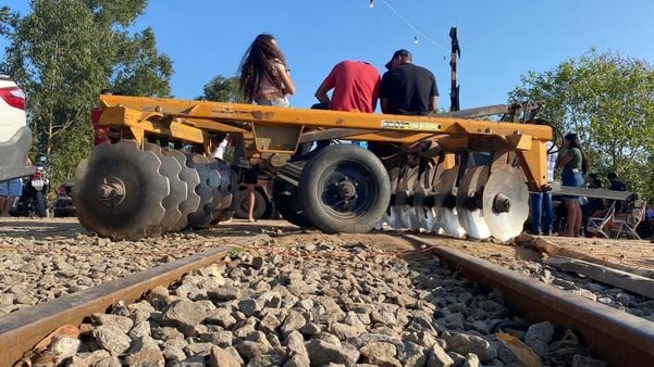  Manifestação de indígenas interdita estrada de ferro para MG em Aracruz
