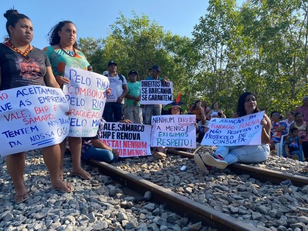  Manifestação de indígenas interdita estrada de ferro para MG em Aracruz