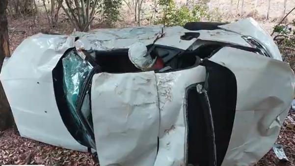 O veículo atingiu uma árvore no acidente que aconteceu na Rodovia Jorge Feres, em Piúma por Telespectador | TV Gazeta