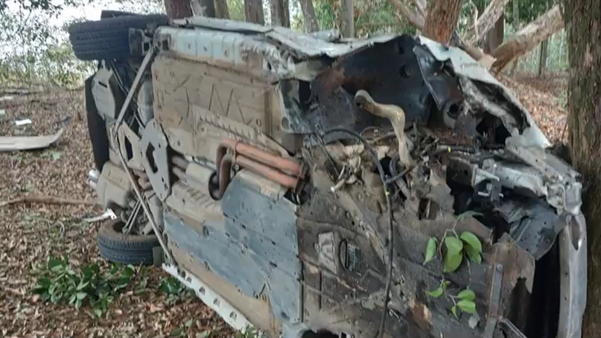 O veículo atingiu uma árvore no acidente que aconteceu na Rodovia Jorge Feres, em Piúma por Telespectador | TV Gazeta