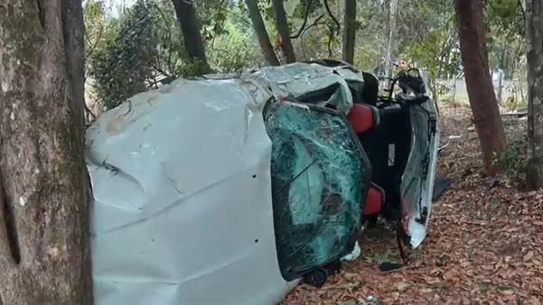  Carro sai da pista e bate em árvore em acidente em Piúma