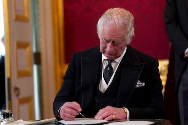 Mãos inchadas do Rei Charles III chamam a atenção e viram assunto na internet