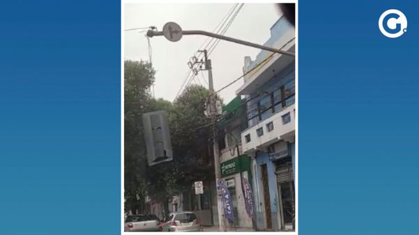 Semáforo pendurado na avenida Paulino Muller, em Jucutuquara, Vitória.