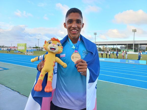 Ângelo Miguel com a medalha de ouro dos Jogos da Juventude