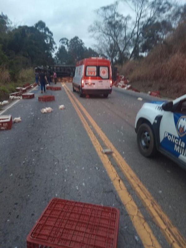 Caminhão carregado de galinhas tomba na serra de Castelo  por Leitor| A Gazeta 