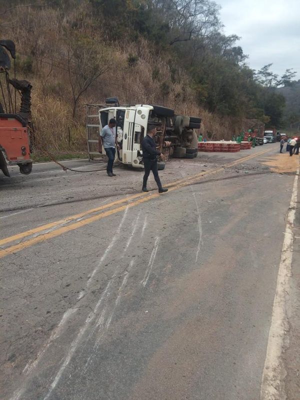 Caminhão carregado de galinhas tomba na serra de Castelo  por Leitor| A Gazeta 