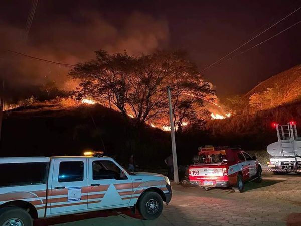 O Corpo de Bombeiros, a PM e a prefeitura (Defesa Civil) estão atuando no local do incêndio, em Guaçuí por Leitor | A Gazeta
