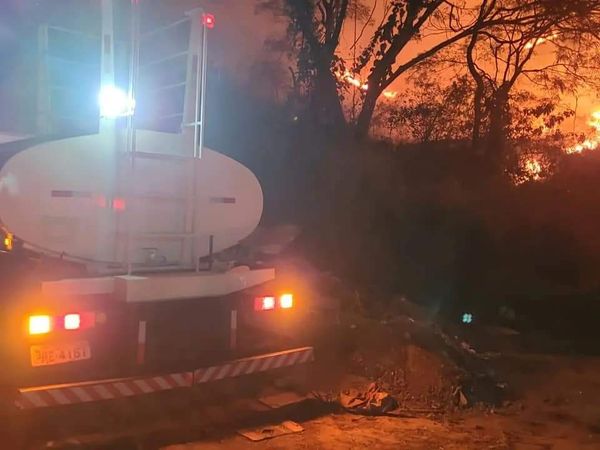 Um caminhão-pipa da prefeitura foi acionado para atender a ocorrência em Guaçuí por Leitor | A Gazeta