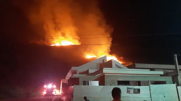 Um incêndio de grande proporção tomou conta da vegetação de um morro em Guaçuí por Divulgação \ 3° BPMES