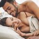 Sexo, casal durante intimidade na cama