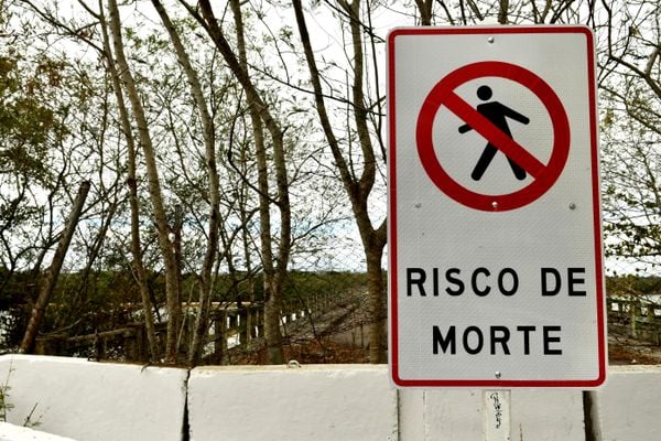 Em 2009 a ponte Getúlio Vargas desabou matando a manicure Devanir Farias de Souza, que caminhava no local  por Fernando Madeira