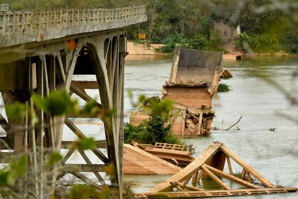 Em 2009 a ponte Getúlio Vargas desabou matando a manicure Devanir Farias de Souza, que caminhava no local  por Fernando Madeira