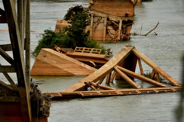Em 2009 a ponte Getúlio Vargas desabou matando a manicure Devanir Farias de Souza, que caminhava no local  por Fernando Madeira