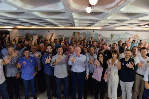 Prefeitos e vice-prefeitos participam de encontro em apoio à reeleição de Renato Casagrande (PSB) e Rose de Freitas (MDB)