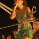 27/11/1994 - Foliões pulando carnaval em Camburi