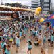 27/11/1994 - Foliões pulando carnaval em Camburi