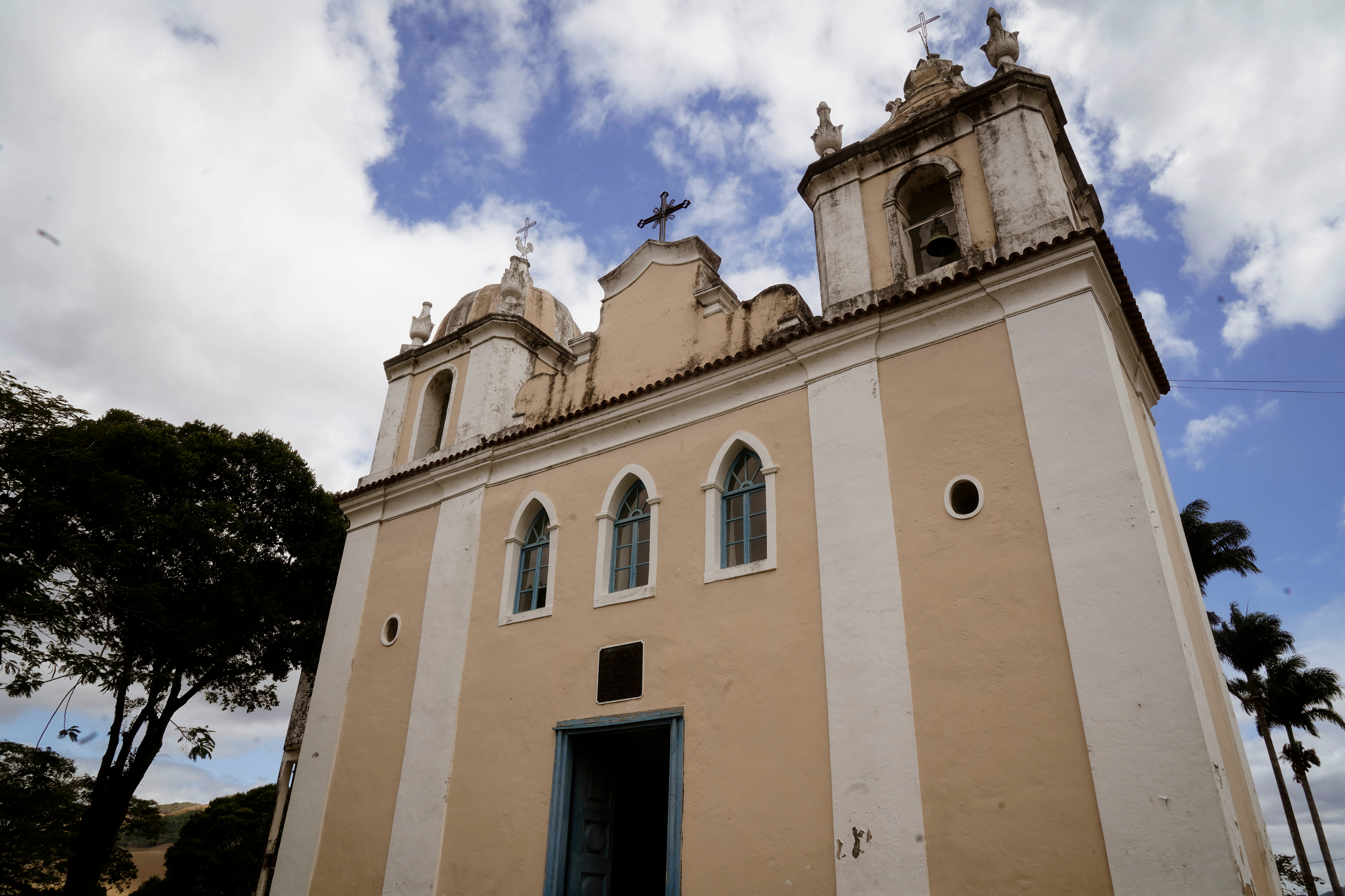 Igreja Nossa Senhora da Conceição, em Viana, tem as duas torres em formatos diferentes