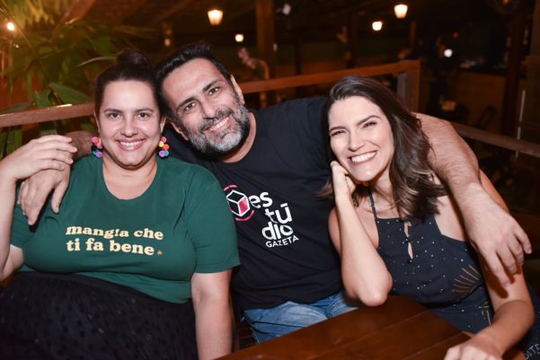 Evelize Calmon, Gustavo Cheluje e Luanna Esteves por Mônica Zorzanelli