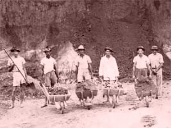 Garimpeiros na Pedra da Onça, em Itarana, trabalhando na extração das águas-marinhas