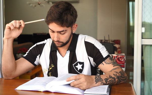 O cantor e estudante de medicina Pedro Perez diz que faz tudo com a camisa do Botafogo 