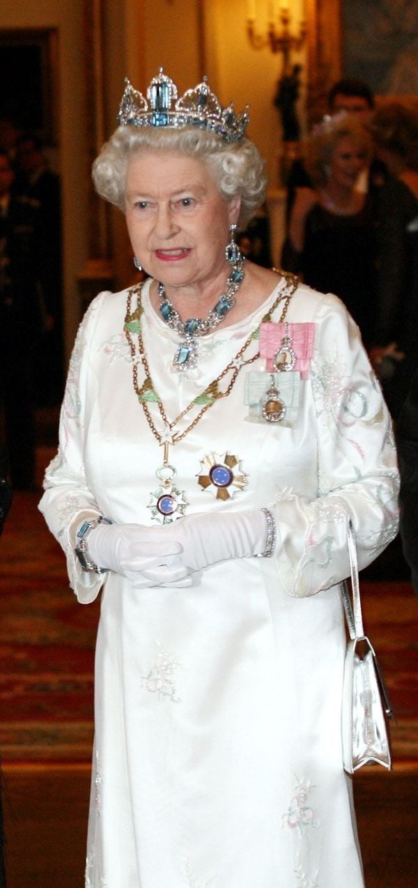 Rainha Elizabeth usando joias produzidas com pedras extraídas do Espírito Santo e Minas Gerais